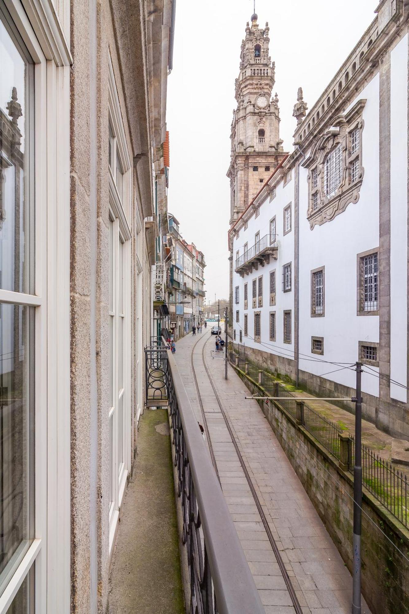 Youropo - The Tower OOporto Rum bild